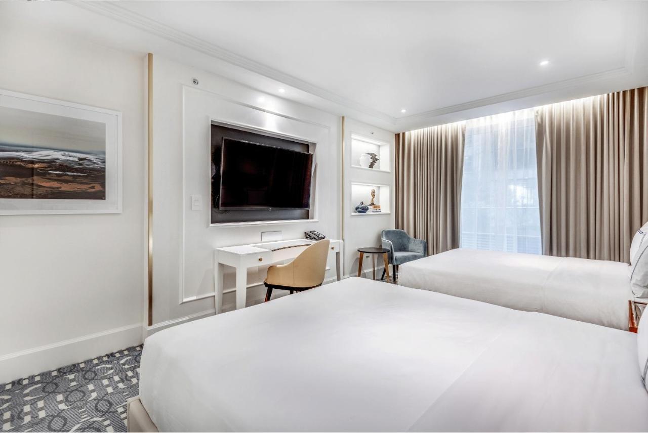 Azur Legacy Collection Hotel Vancouver Bagian luar foto