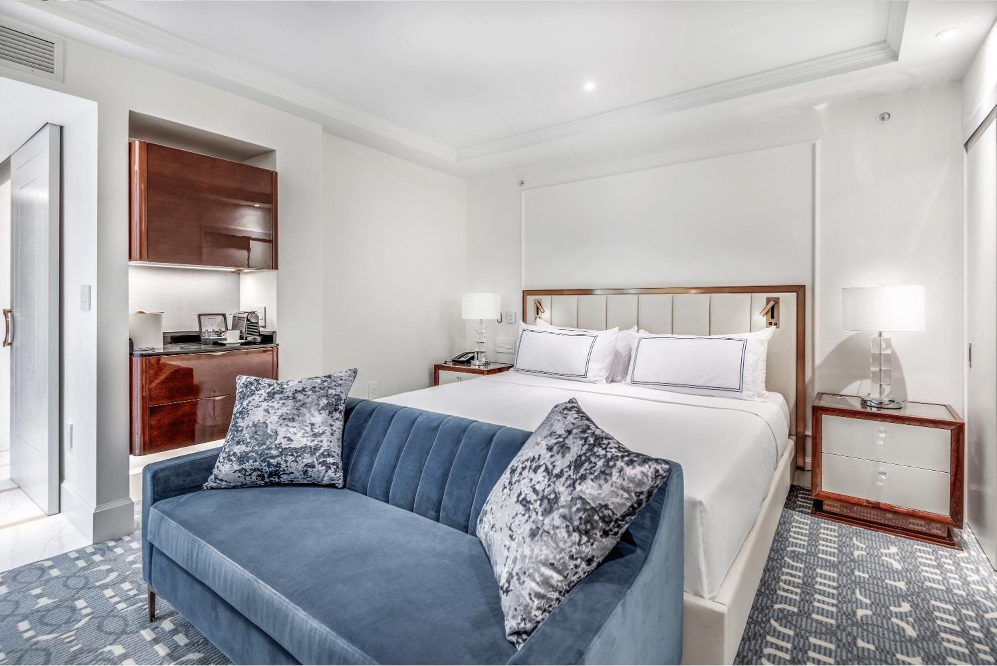 Azur Legacy Collection Hotel Vancouver Bagian luar foto