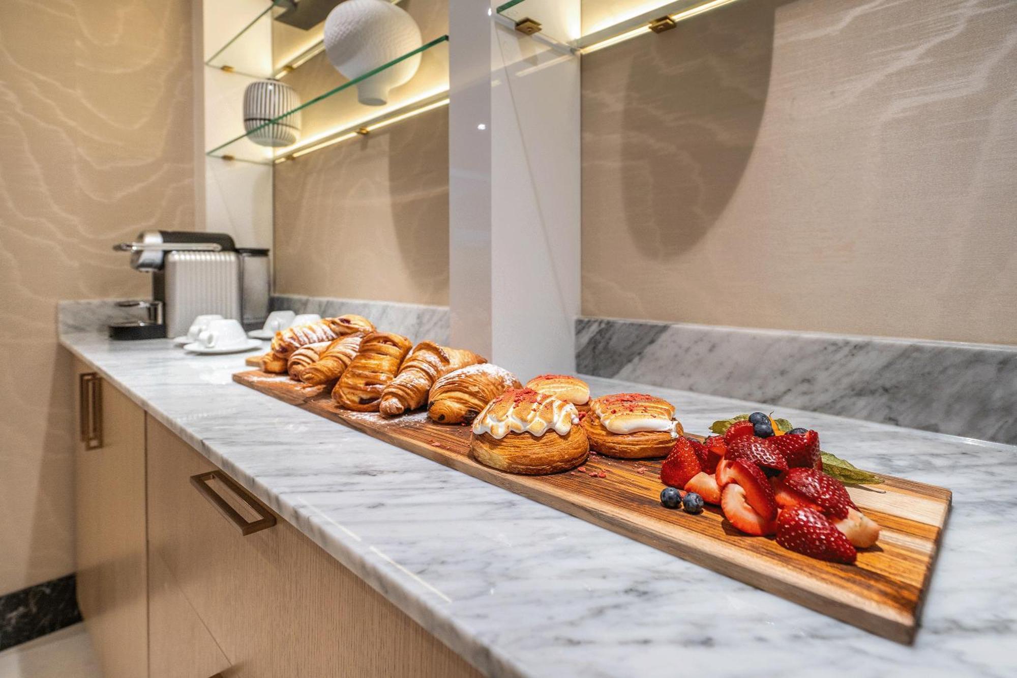 Azur Legacy Collection Hotel Vancouver Bagian luar foto